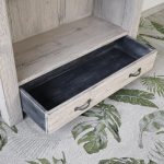 wysuwana szuflada regału drewnianego