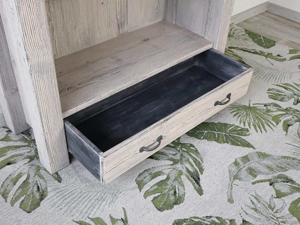 wysuwana szuflada regału drewnianego