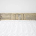 zagłówek w łóżku drewnianym