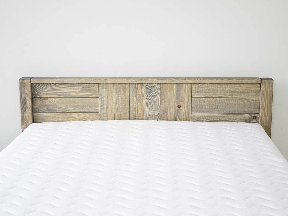zagłówek w łóżku drewnianym