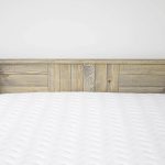 zagłówek w łóżku drewnianym