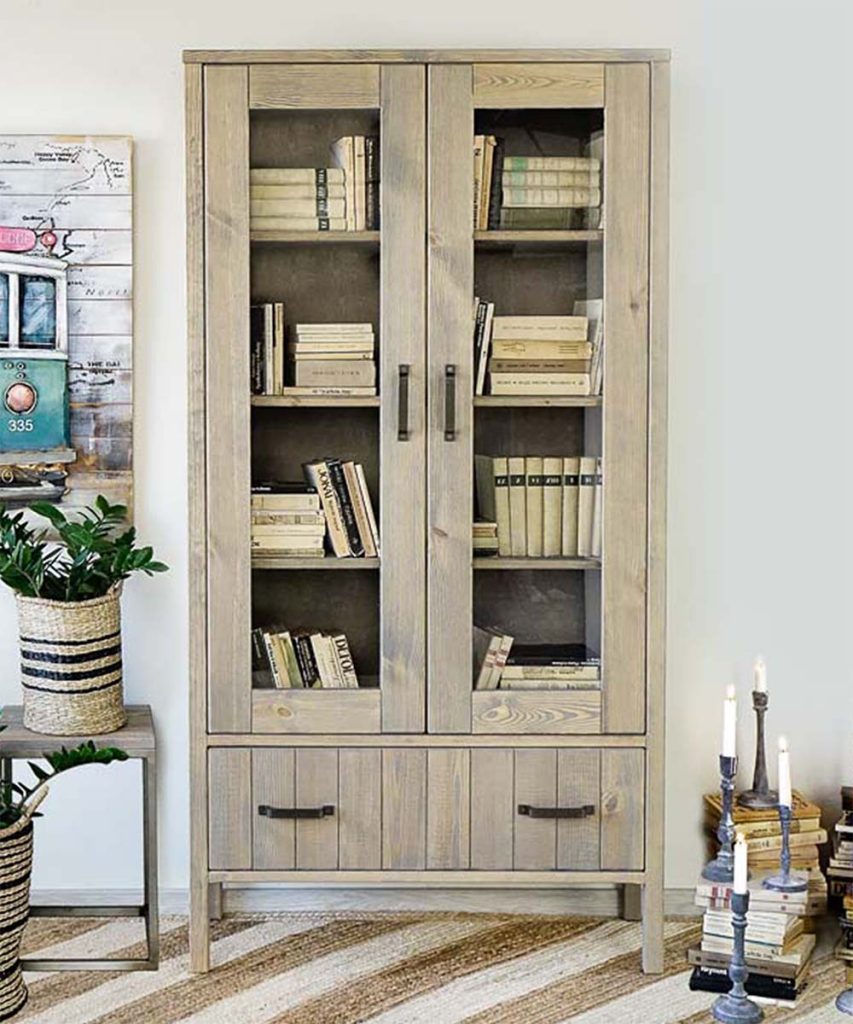 drewniana witryna do salonu