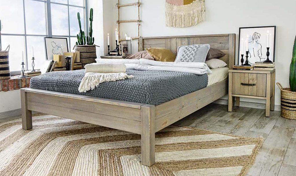 drewniane łóżko do sypialni