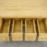 drewniany stolik kawowy z szufladami