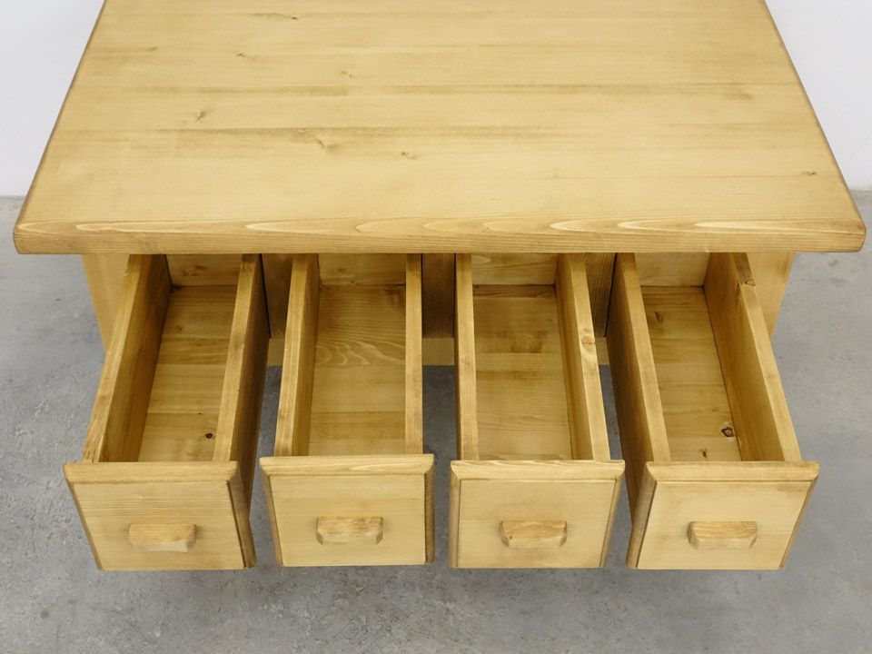 drewniany stolik kawowy z szufladami