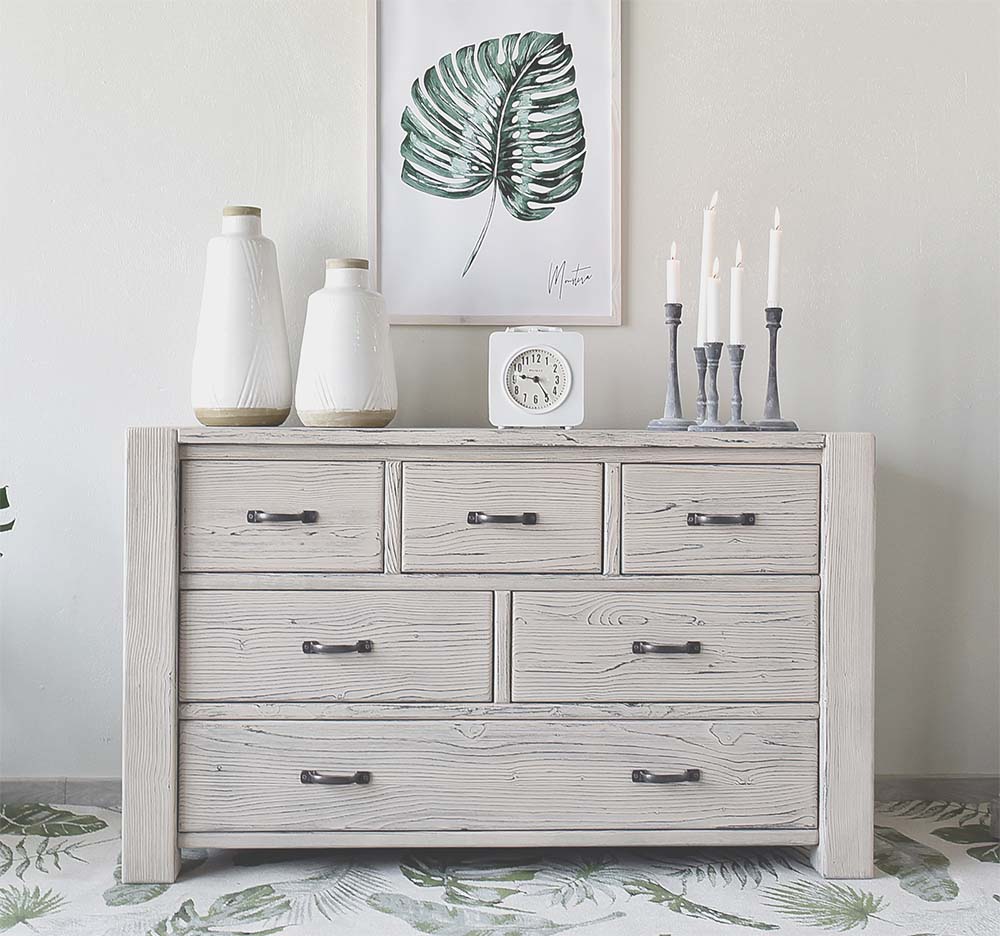 komoda drewniana w stylu farmhouse