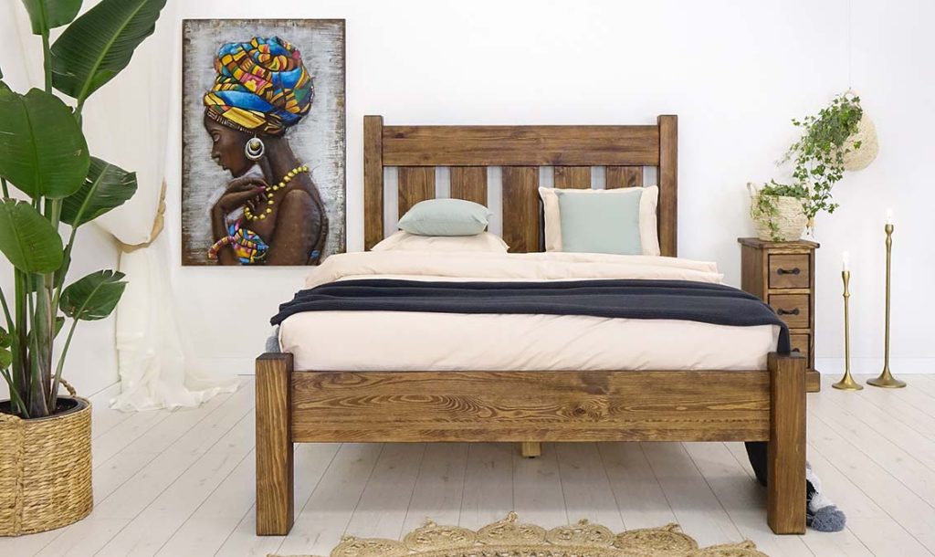 łóżko rustykalne z litego drewna